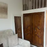 Studio Entierement Renove Donnant Sur Jardin Arbore Dans Le Calme Absolu