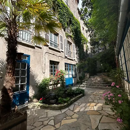 Entierement Renove Donnant Sur Jardin Arbore Dans Le Calme Absolu Apartment