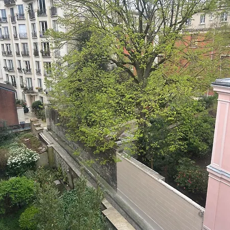 Entierement Renove Donnant Sur Jardin Arbore Dans Le Calme Absolu