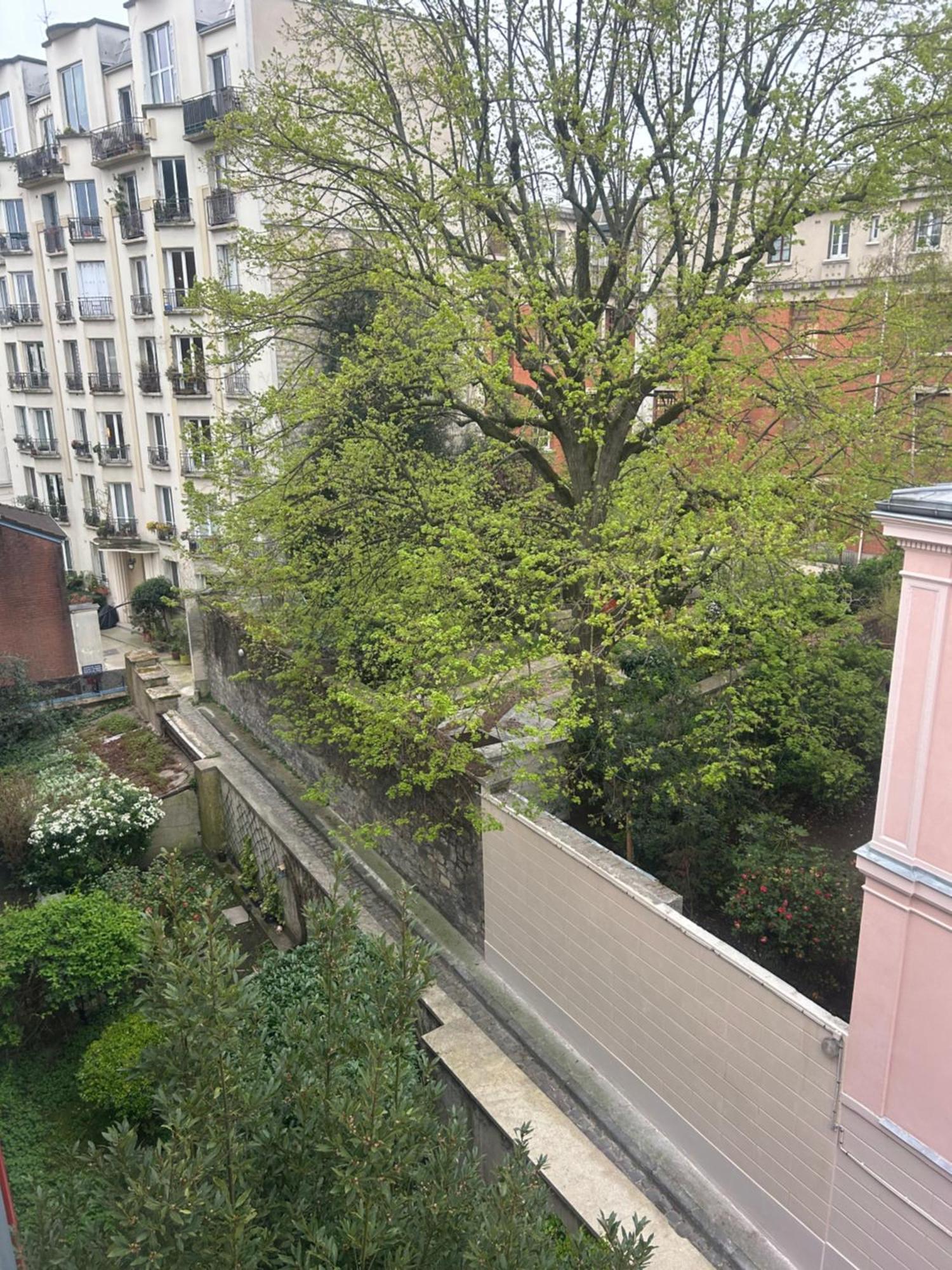 Entierement Renove Donnant Sur Jardin Arbore Dans Le Calme Absolu